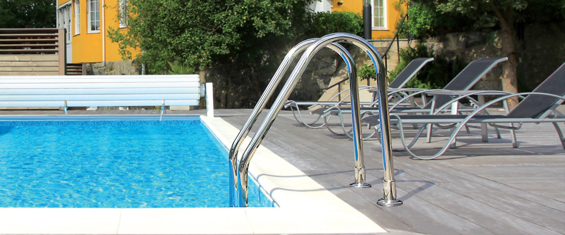 En poolstege underlättar badandet så man enkelt kommer upp ur poolen.