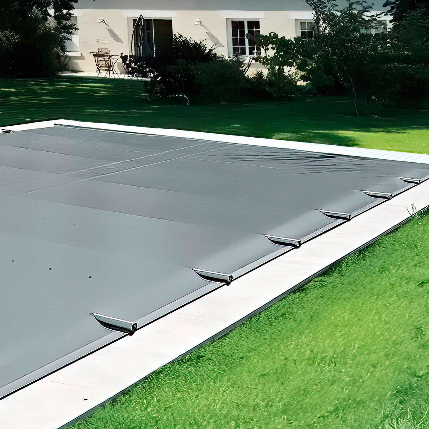 Från Poolkungen kommer poolskydd RoyalTec som är ett manuellt pooltäcke med förstärkning för att följa Svensk lag. Foto från Poolkungen Stockholm