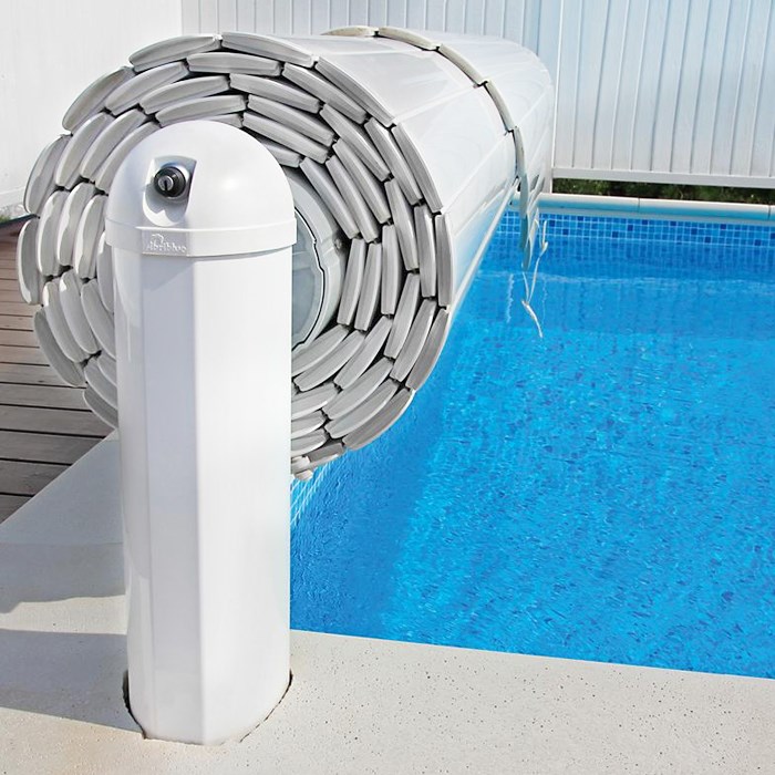 Poolskydd Solo är vår pooltäckning med lameller - PoolKungen Stockholm 