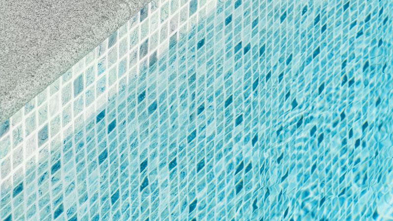 Pool med grå mosaikliner