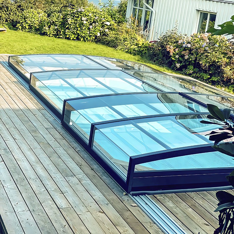 Ett Pooltak Leija som täcker pool nedsänkt i altan. Kund till PoolKungen i Stockholm, foto från Täby