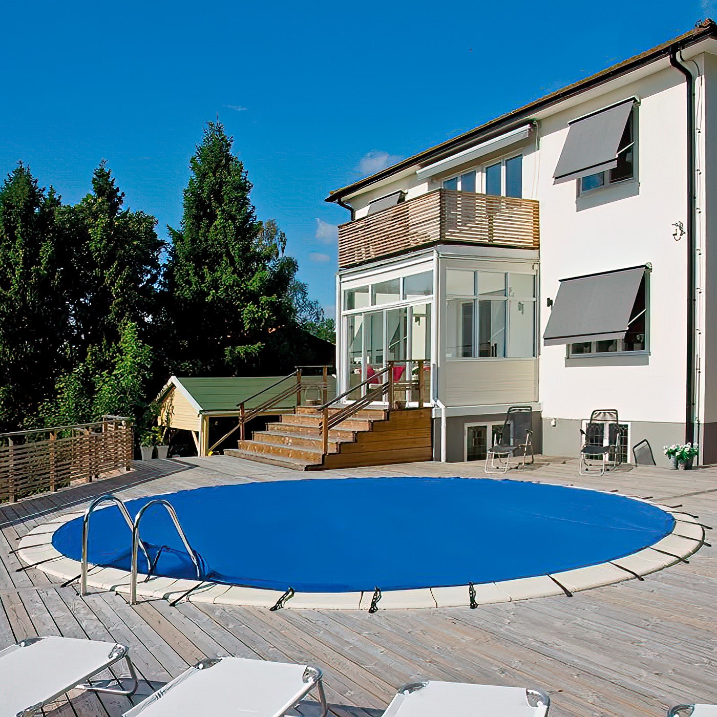 En rund pool med PoolKungen's Royal poolöverdrag som är ett godkänt poolskydd. Fotograferat hos kund i Sollentuna - Stockholm