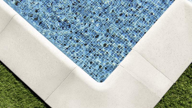 Pool med svart mosaikliner