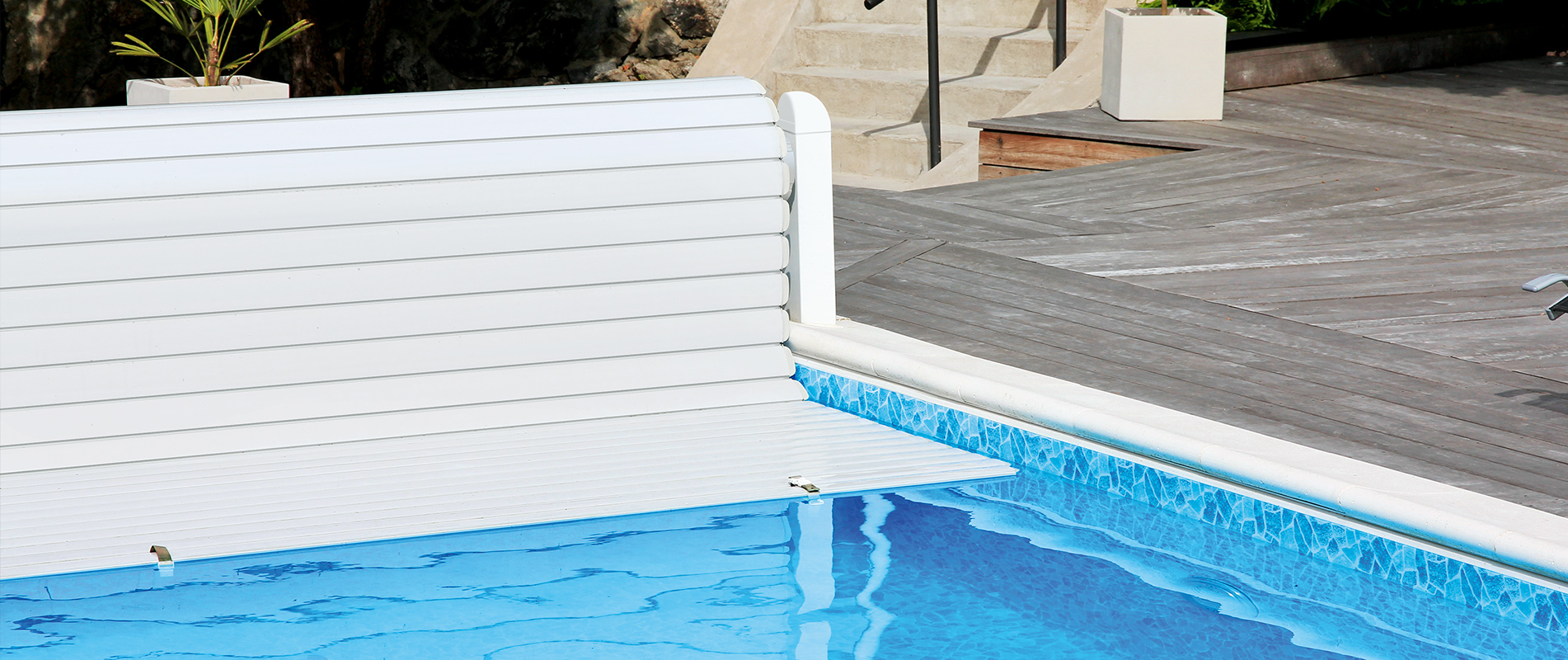 Effektiva poolskydd som denna lamelltäckning bibehåller och ökar värmen med +8 grader