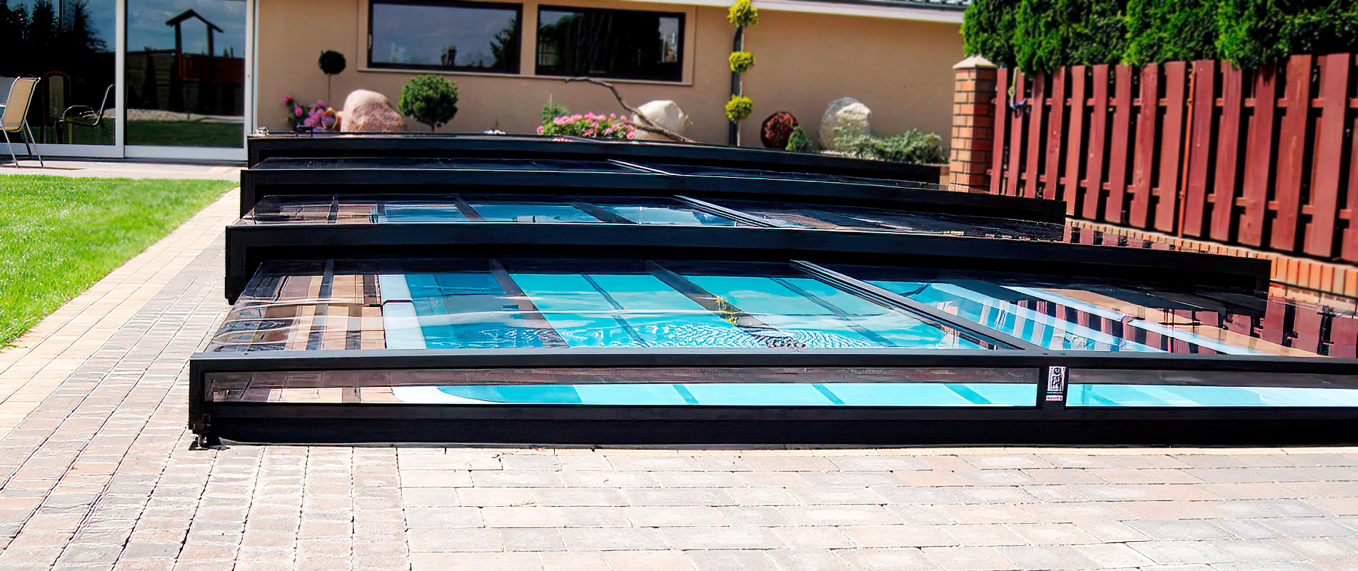 Pooltak som skyddar poolen mot nedfallande löv och skräp