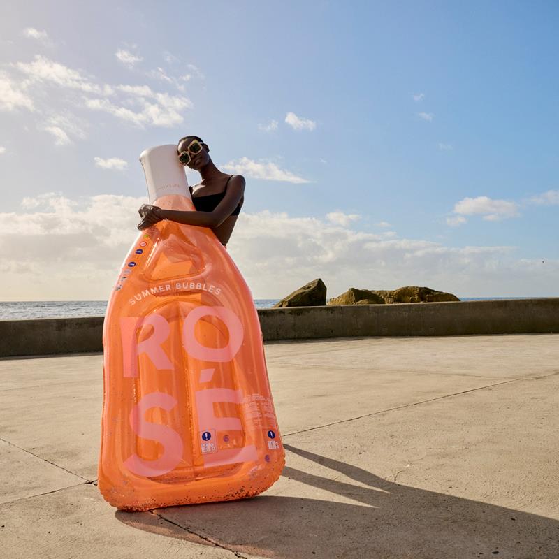 Flytande roséflaska till poolpartyt