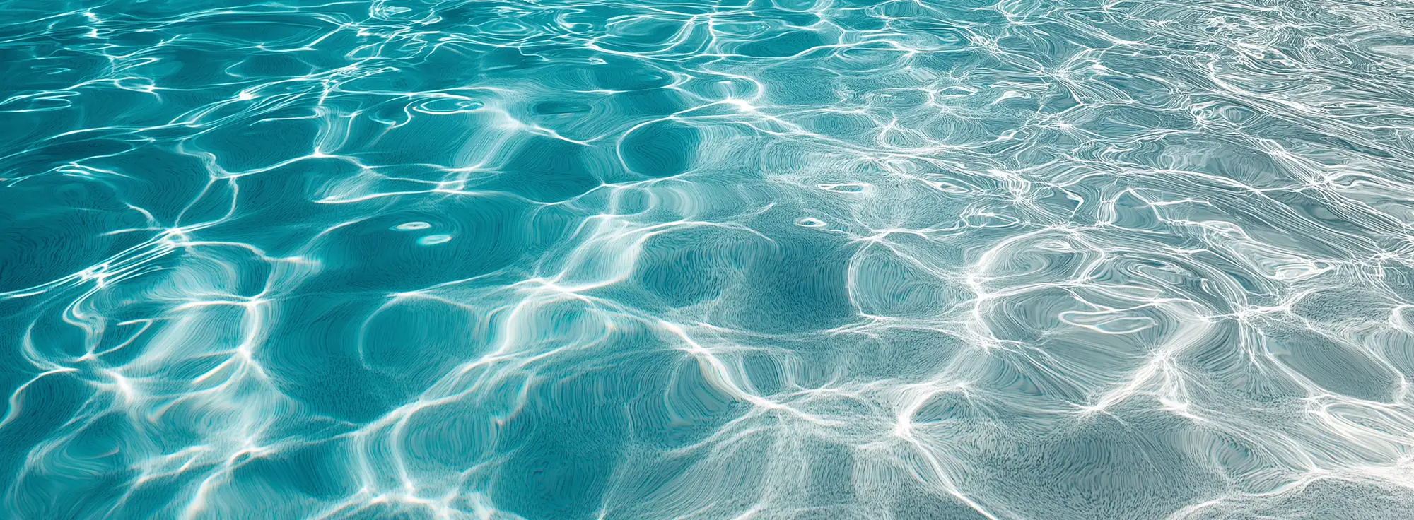 Poolvatten med solen som bryter ljuset, Illustrerar hur vattenrening skapar kristallklart vatten