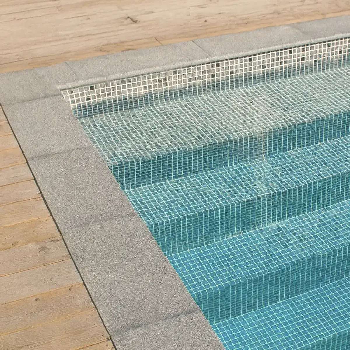 en bild på en pooltrappa som gör det enkelt att samla familjen vid vattnet