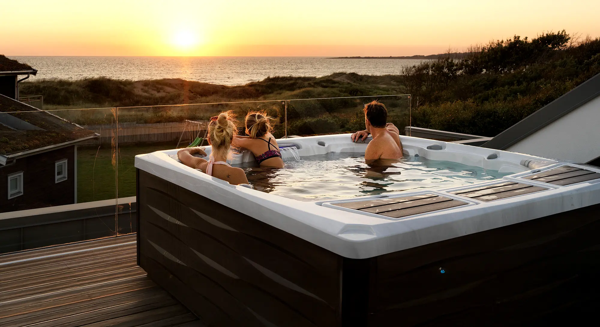 Vacker solnedgång från familjens spabad.