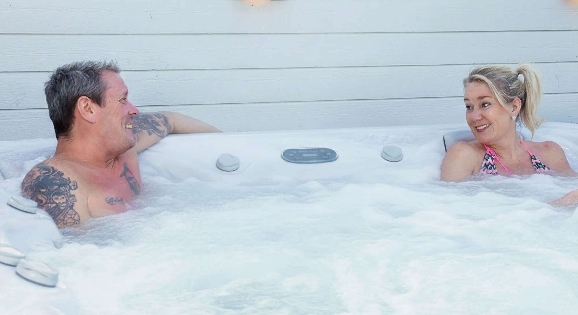 Herr och fru Spring visar stolt upp vårt referensprojekt inom Spabad, de ser glada ut och verkar njuta