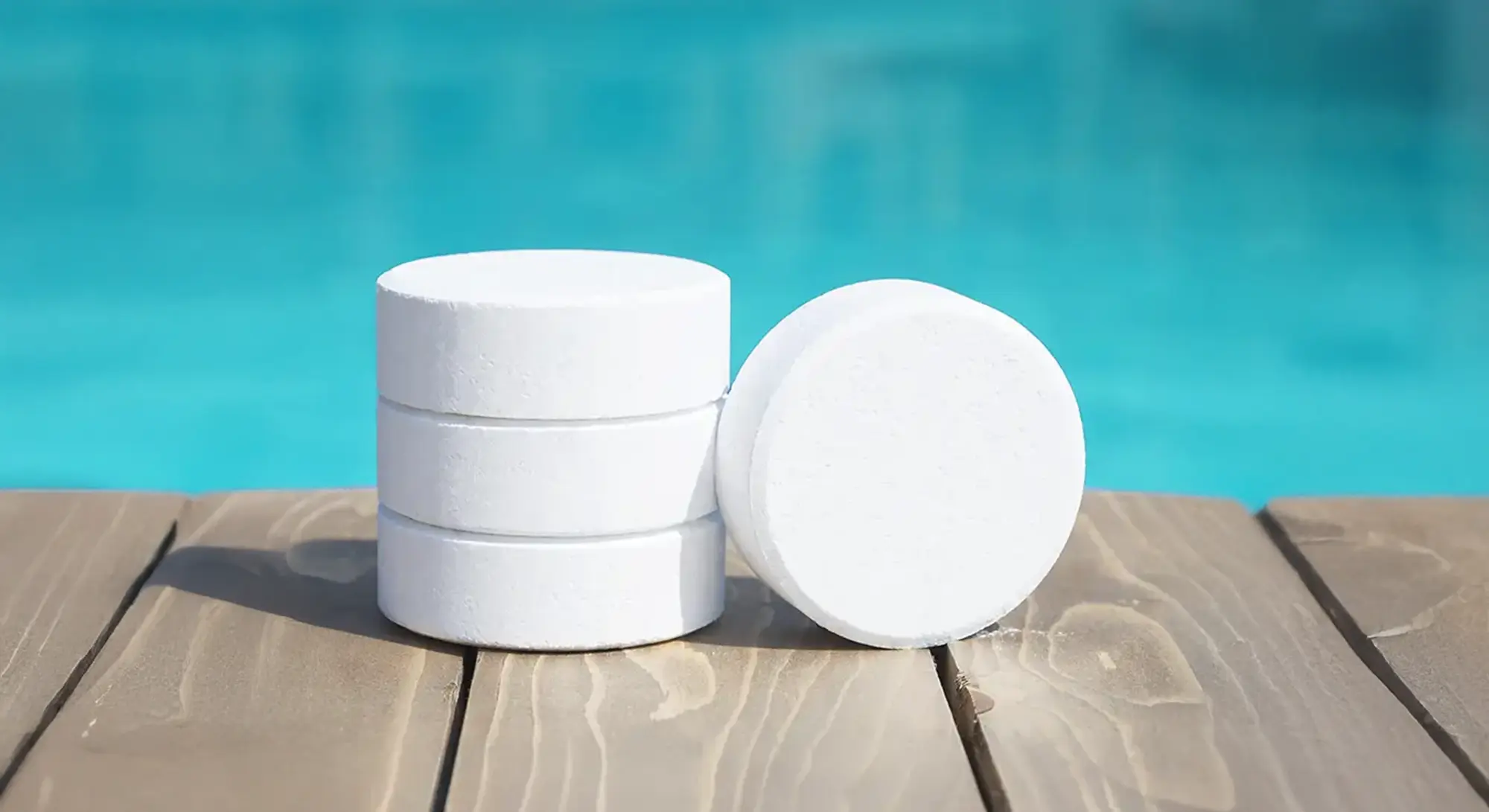 Klor i fast form som klorpuckar vid poolkanten, dessa små underlättar din poolskötsel