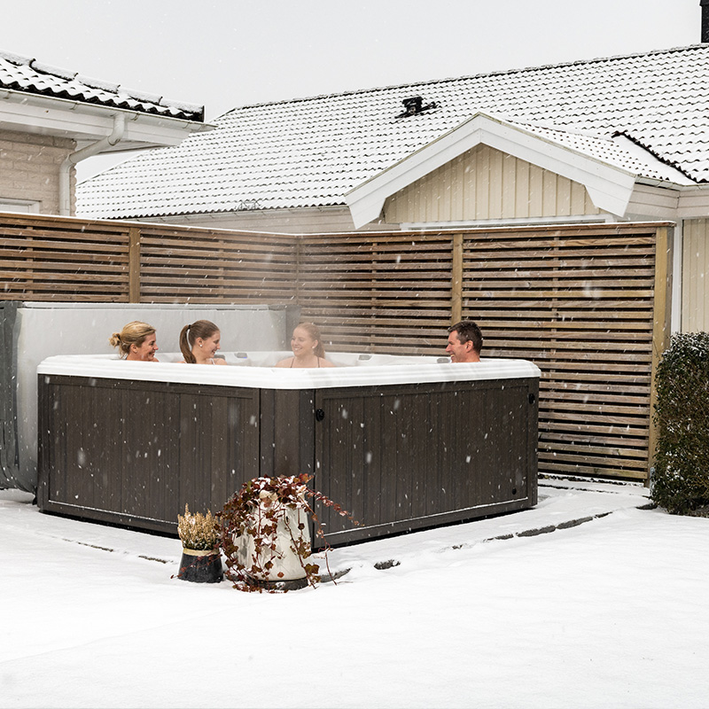 FAmiljen Milton i sitt spabad