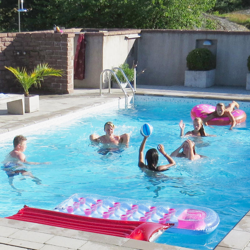 Bild på familjen i Onsala som köpt pool