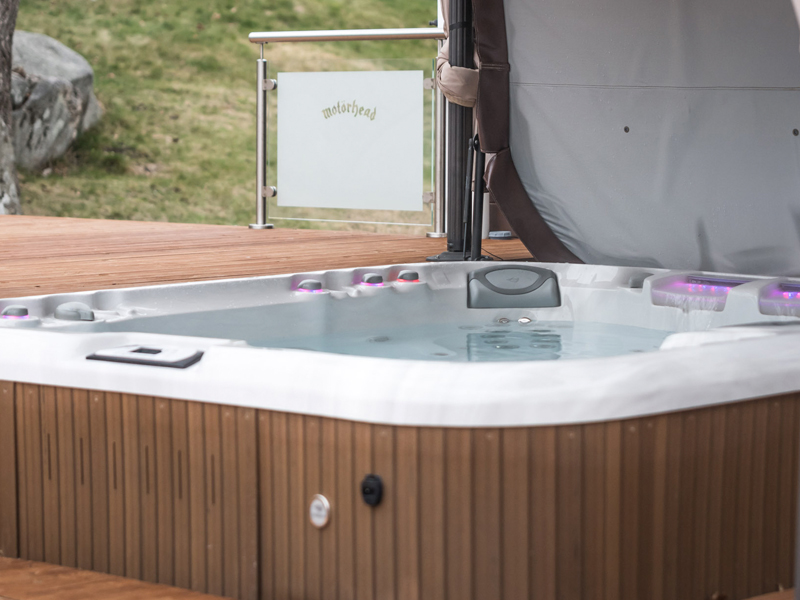 Mikkey Dee köpte ett speciellt spabad som han stolt visar upp