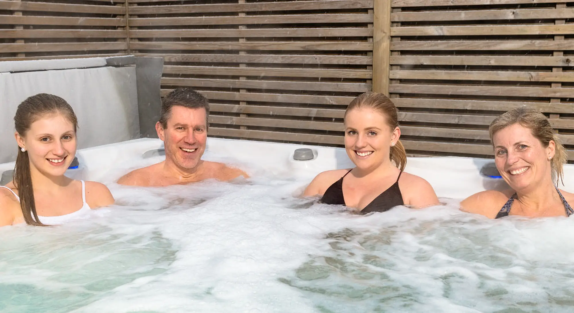 Hela familjen badandes vid intervjun inför vårt kundprojekt om Spabad.